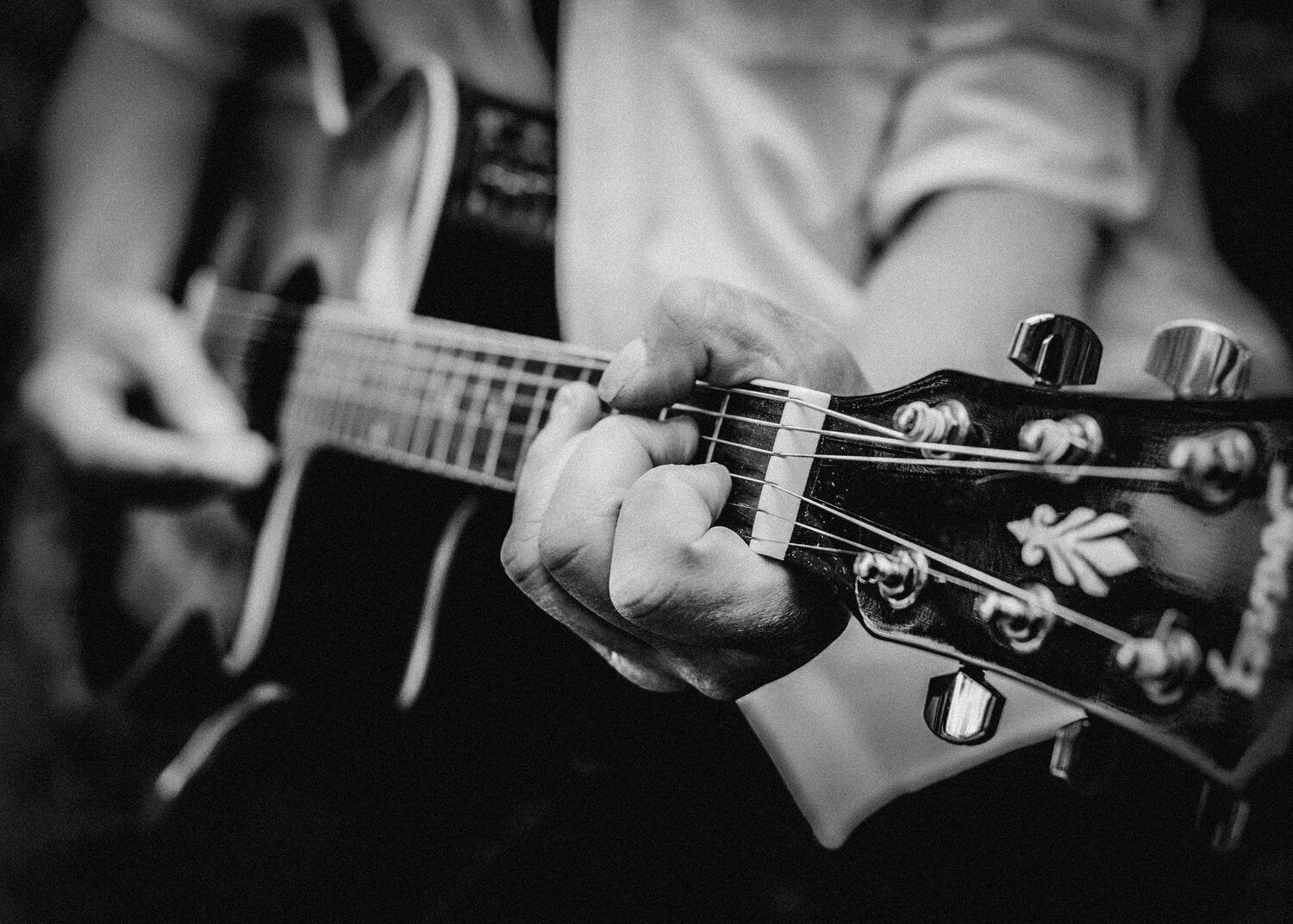Uwe Höll an der Gitarre (Schwarz-Weiß)