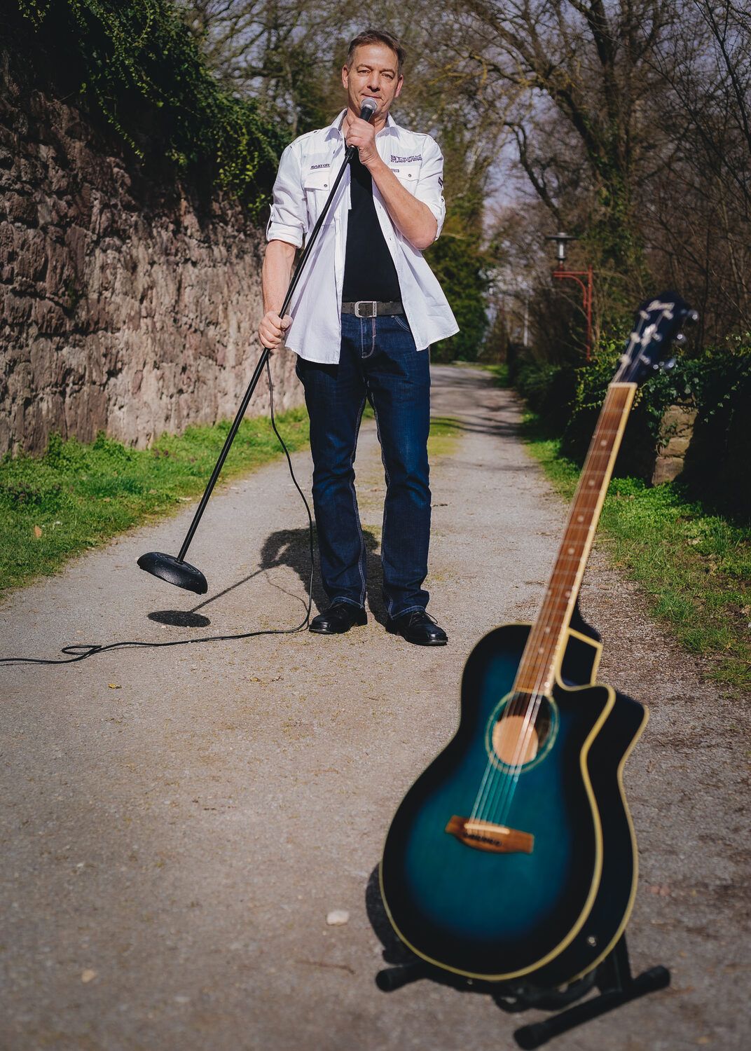 Uwe Höll singt mit Gitarre